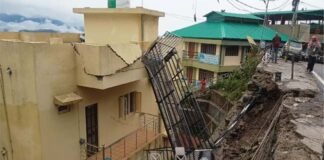 भारी बारिश से पौड़ी-श्रीनगर रोड पर टूटा पुश्ता, 5 दुपहिया वाहन दबे embankment broke on Pauri-Srinagar road