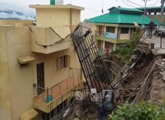 भारी बारिश से पौड़ी-श्रीनगर रोड पर टूटा पुश्ता, 5 दुपहिया वाहन दबे embankment broke on Pauri-Srinagar road