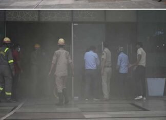नोएडा के लॉजिक्स मॉल में लगी आग, मची अफरा-तफरी logix mall noifa fire