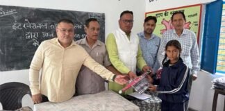 इंटरनेशनल लायंस क्लब श्रीनगर द्वारा जरूरमंद छात्र-छात्राओं को स्कूल ड्रेस व छाता वितरण, प्रकृति पर्व हरेला के तहत किया वृक्षारोपण