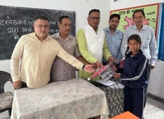 इंटरनेशनल लायंस क्लब श्रीनगर द्वारा जरूरमंद छात्र-छात्राओं को स्कूल ड्रेस व छाता वितरण, प्रकृति पर्व हरेला के तहत किया वृक्षारोपण