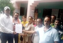 उत्तराखंड: अनुसूचित जनजाति की महिला ग्राम प्रधान के साथ ग्रामीणों ने की शर्मनाक हरकत, डेढ़ दर्जन लोगों के खिलाफ केस दर्ज, जानिए क्या है आखिर पूरा मामला… mahila gram pradhan ke gale mein pahanai juton kee mala