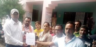 उत्तराखंड: अनुसूचित जनजाति की महिला ग्राम प्रधान के साथ ग्रामीणों ने की शर्मनाक हरकत, डेढ़ दर्जन लोगों के खिलाफ केस दर्ज, जानिए क्या है आखिर पूरा मामला… mahila gram pradhan ke gale mein pahanai juton kee mala