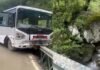 पौड़ी से दिल्ली जा रही रोडवेज बस हुई हादसे का शिकार, यात्रियों में मची चीख पुकार, बाल बाल बची सवारियों की जान pauri Delhi roadways bus accident
