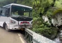 पौड़ी से दिल्ली जा रही रोडवेज बस हुई हादसे का शिकार, यात्रियों में मची चीख पुकार, बाल बाल बची सवारियों की जान pauri Delhi roadways bus accident