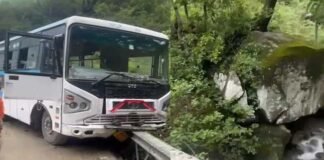 पौड़ी से दिल्ली जा रही रोडवेज बस हुई हादसे का शिकार, यात्रियों में मची चीख पुकार, बाल बाल बची सवारियों की जान pauri Delhi roadways bus accident