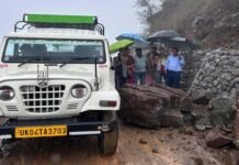 पौड़ी गढ़वाल: भारी बारिश से सड़कों का बुरा हाल, विद्यालयों में बच्चों की छुट्टी, पर गुरुजनों की नहीं, जान जोखिम में डालकर स्कूल जा रहे हैं शिक्षक शिक्षिकाएं Boulder fell on Banekh-Thanul motor road,