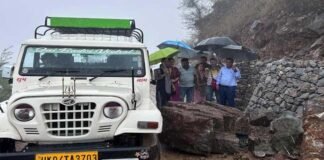 पौड़ी गढ़वाल: भारी बारिश से सड़कों का बुरा हाल, विद्यालयों में बच्चों की छुट्टी, पर गुरुजनों की नहीं, जान जोखिम में डालकर स्कूल जा रहे हैं शिक्षक शिक्षिकाएं Boulder fell on Banekh-Thanul motor road,