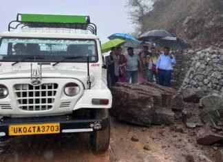 पौड़ी गढ़वाल: भारी बारिश से सड़कों का बुरा हाल, विद्यालयों में बच्चों की छुट्टी, पर गुरुजनों की नहीं, जान जोखिम में डालकर स्कूल जा रहे हैं शिक्षक शिक्षिकाएं Boulder fell on Banekh-Thanul motor road,