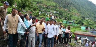 मुख्यमंत्री ने भिलंगना विकासखंड टिहरी के बाल गंगा एवं बूढ़ाकेदार क्षेत्र में भूस्खलन प्रभावित क्षेत्र में बचाव एवं राहत कार्य संचालित करने के अधिकारियों को दिए निर्देश