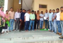 त्रिस्तरीय पंचायतों का कार्यकाल बढ़ाने की मांग को लेकर ग्राम प्रधानों का विरोध प्रदर्शन, ब्लॉक कार्यालयों में जड़े ताले