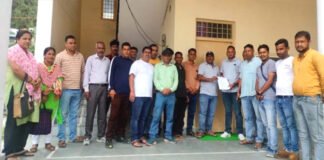 त्रिस्तरीय पंचायतों का कार्यकाल बढ़ाने की मांग को लेकर ग्राम प्रधानों का विरोध प्रदर्शन, ब्लॉक कार्यालयों में जड़े ताले