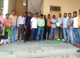 त्रिस्तरीय पंचायतों का कार्यकाल बढ़ाने की मांग को लेकर ग्राम प्रधानों का विरोध प्रदर्शन, ब्लॉक कार्यालयों में जड़े ताले