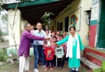 प्राथमिक विद्यालय जोगड़ी में वृक्षारोपण, फलदार एवं औषधीय पौधे लगाये