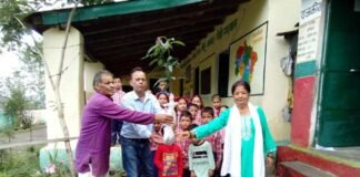 प्राथमिक विद्यालय जोगड़ी में वृक्षारोपण, फलदार एवं औषधीय पौधे लगाये