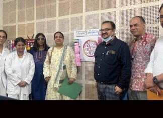एमबीबीएस छात्रों ने पोस्टर के माध्यम से बताये स्तनपान के फायदें व लाभ, पोस्टर प्रतियोगिता में छात्रा शिवाली और शोभा की टीम रही विजेता