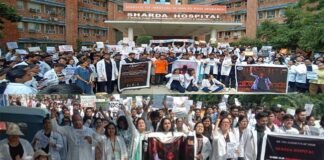 कोलकाता की घटना के विरोध में शारदा अस्पताल के डॉक्टरों ने निकाला पैदल मार्च Sharda Hospital took out a march in protest against the Kolkata incident