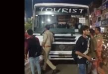 बस ड्राइवर ने अपना हाथ काटकर खून से भरी लड़की की मांग, विरोध करने पर जड़े थप्पड़