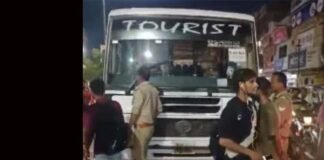 बस ड्राइवर ने अपना हाथ काटकर खून से भरी लड़की की मांग, विरोध करने पर जड़े थप्पड़