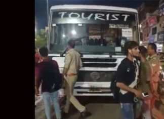 बस ड्राइवर ने अपना हाथ काटकर खून से भरी लड़की की मांग, विरोध करने पर जड़े थप्पड़