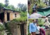 जीर्ण-शीर्ण मकान में रह रही 80 वर्षीय निराक्षर वृद्ध महिला को देखने गांव पहुंचे बीडीओ एवं कनिष्ठ प्रमुख सहित कई जन प्रतिनिधि