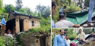 जीर्ण-शीर्ण मकान में रह रही 80 वर्षीय निराक्षर वृद्ध महिला को देखने गांव पहुंचे बीडीओ एवं कनिष्ठ प्रमुख सहित कई जन प्रतिनिधि
