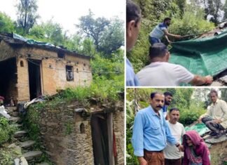 जीर्ण-शीर्ण मकान में रह रही 80 वर्षीय निराक्षर वृद्ध महिला को देखने गांव पहुंचे बीडीओ एवं कनिष्ठ प्रमुख सहित कई जन प्रतिनिधि