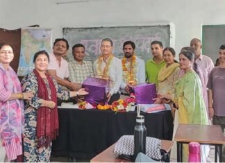 नवाखाल के प्रभारी प्रधानाचार्य महेंद्र सिंह नेगी एवं प्रवक्ता रविंद्र रावत को विद्यालय परिवार ने दी भावभीनी विदाई
