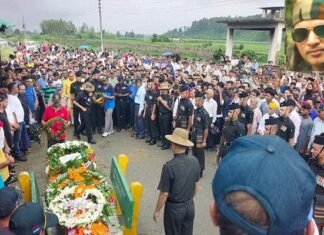 जम्मू कश्मीर में शहीद हुए गढ़वाल राइफल के जवान दीपेंद्र कंडारी का सैन्य सम्मान के साथ हुआ अंतिम संस्कार martyr Deependra Kandhari