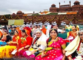 78वें स्वतंत्रता दिवस पर लाल किले में दिखी उत्तराखंड की संस्कृति, पारंपरिरिक वेशभूषा में नजर आई प्रवासी महिलाएं