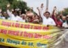नोएडा के बिशनपुरा गांव में पानी की सप्लाई नहीं होने से परेशान गामीणों ने मटका फोड़कर किया प्रदर्शन water supply issue in Bishanpura village of Noida