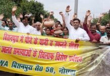 नोएडा के बिशनपुरा गांव में पानी की सप्लाई नहीं होने से परेशान गामीणों ने मटका फोड़कर किया प्रदर्शन water supply issue in Bishanpura village of Noida