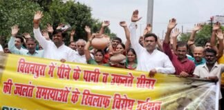 नोएडा के बिशनपुरा गांव में पानी की सप्लाई नहीं होने से परेशान गामीणों ने मटका फोड़कर किया प्रदर्शन water supply issue in Bishanpura village of Noida