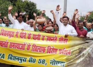 नोएडा के बिशनपुरा गांव में पानी की सप्लाई नहीं होने से परेशान गामीणों ने मटका फोड़कर किया प्रदर्शन water supply issue in Bishanpura village of Noida