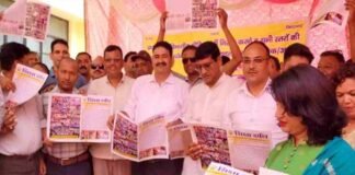प्रधानाचार्य पदों पर सीधी भर्ती से नाराज राजकीय शिक्षकों का निदेशालय पर धरना, आदेश निरस्त न होने तक जारी रहेगा आंदोलन, शिक्षक संघ के मुख्य पत्र शिक्षा दर्पण का विमोचन Angry teachers protest at directorate against direct recruitment