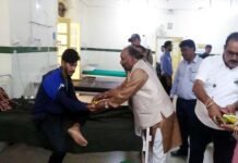 अस्पताल पहुंचकर मरीजों को फल वितरित कर मनाया मुख्यमंत्री का जन्मदिवस