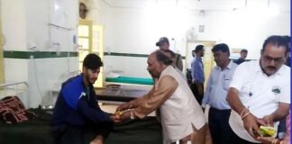 अस्पताल पहुंचकर मरीजों को फल वितरित कर मनाया मुख्यमंत्री का जन्मदिवस