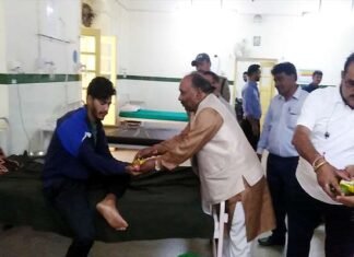 अस्पताल पहुंचकर मरीजों को फल वितरित कर मनाया मुख्यमंत्री का जन्मदिवस