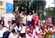 सीधी भर्ती के विरोध में जिला मुख्यालय पौड़ी में गरजे शिक्षक, कार्य बहिष्कार कर मुख्य शिक्षाधिकारी कार्यालय में किया धरना प्रदर्शन