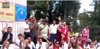 सीधी भर्ती के विरोध में जिला मुख्यालय पौड़ी में गरजे शिक्षक, कार्य बहिष्कार कर मुख्य शिक्षाधिकारी कार्यालय में किया धरना प्रदर्शन