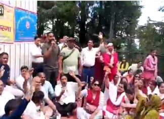 सीधी भर्ती के विरोध में जिला मुख्यालय पौड़ी में गरजे शिक्षक, कार्य बहिष्कार कर मुख्य शिक्षाधिकारी कार्यालय में किया धरना प्रदर्शन