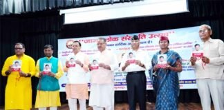 मुख्यमंत्री ने ‘‘उत्तराखण्ड का लोक पुत्र प्रीतम भरतवाण’’ पुस्तक का किया विमोचन Uttarakhand ka Lokputra Pritam Bharatwan