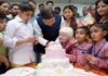 मुख्यमंत्री धामी ने दृष्टि बाधितार्थ बच्चों के साथ केक काटकर मनाया अपना जन्मदिन