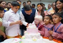 मुख्यमंत्री धामी ने दृष्टि बाधितार्थ बच्चों के साथ केक काटकर मनाया अपना जन्मदिन