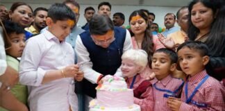 मुख्यमंत्री धामी ने दृष्टि बाधितार्थ बच्चों के साथ केक काटकर मनाया अपना जन्मदिन