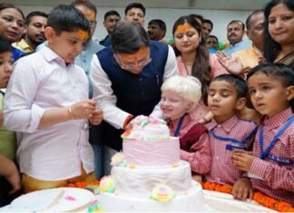 मुख्यमंत्री धामी ने दृष्टि बाधितार्थ बच्चों के साथ केक काटकर मनाया अपना जन्मदिन