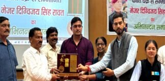 मेजर दिग्विजय सिंह रावत के सम्मान में गढ़वाल विश्वविद्यालय में आयोजित किया अभिनंदन समारोह, छात्रों से किया संवाद
