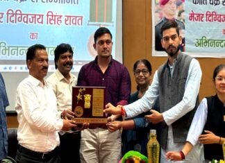 मेजर दिग्विजय सिंह रावत के सम्मान में गढ़वाल विश्वविद्यालय में आयोजित किया अभिनंदन समारोह, छात्रों से किया संवाद