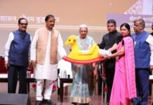 शारदा विश्वविद्यालय में आंगनबाड़ी कार्यकत्रियों को राज्यपाल आनंदीबेन पटेल ने प्री स्कूल किट सौंपी pre-school kits to Anganwadi workers at Sharda University
