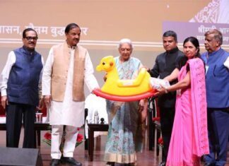 शारदा विश्वविद्यालय में आंगनबाड़ी कार्यकत्रियों को राज्यपाल आनंदीबेन पटेल ने प्री स्कूल किट सौंपी pre-school kits to Anganwadi workers at Sharda University